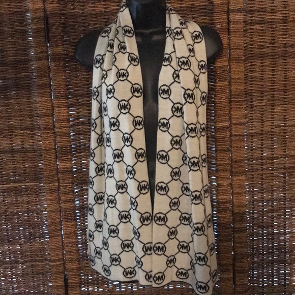 Reversible MK Logo Scarf - Picture 4 of 10